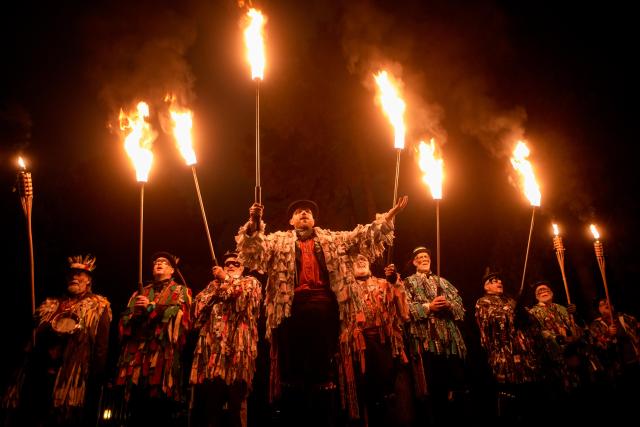 (251222) -- VANCOUVER, Dec. 22, 2025 (Xinhua) -- Performers holding fire torches sing during the Winter Solstice Lantern Festival in Vancouver, British Columbia, Canada, Dec. 21, 2025. Singing performances, lantern parades and dance activities were held here on Sunday to celebrate the Winter Solstice, which fell on Dec. 21 this year. (Photo by Liang Sen/Xinhua)
