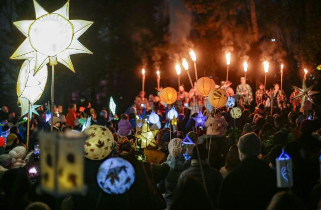 (251222) -- VANCOUVER, Dec. 22, 2025 (Xinhua) -- People holding lanterns participate in the Winter Solstice Lantern Festival in Vancouver, British Columbia, Canada, Dec. 21, 2025. Singing performances, lantern parades and dance activities were held here on Sunday to celebrate the Winter Solstice, which fell on Dec. 21 this year. (Photo by Liang Sen/Xinhua)