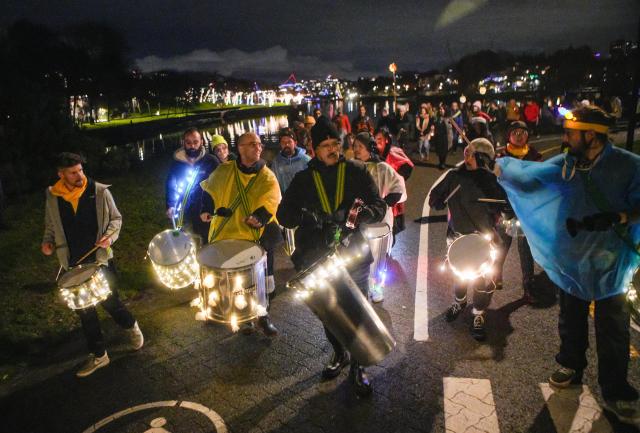 (251222) -- VANCOUVER, Dec. 22, 2025 (Xinhua) -- Performers play music during the Winter Solstice Lantern Festival in Vancouver, British Columbia, Canada, Dec. 21, 2025. Singing performances, lantern parades and dance activities were held here on Sunday to celebrate the Winter Solstice, which fell on Dec. 21 this year. (Photo by Liang Sen/Xinhua)