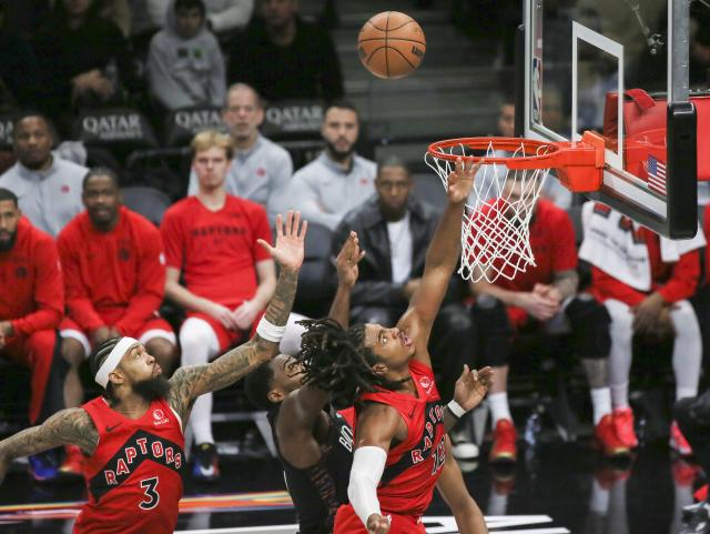 (251222) -- NEW YORK, Dec. 22, 2025 (Xinhua) -- Collin Murray-Boyles (R) of Toronto Raptors competes during the 2025-2026 NBA regular season game between Brooklyn Nets and Toronto Raptors in New York, the United States, Dec. 21, 2025. (Xinhua/Zhang Fengguo)