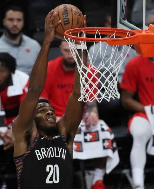 (251222) -- NEW YORK, Dec. 22, 2025 (Xinhua) -- Day'Ron Sharpe of Brooklyn Nets goes for the basket during the 2025-2026 NBA regular season game between Brooklyn Nets and Toronto Raptors in New York, the United States, Dec. 21, 2025. (Xinhua/Zhang Fengguo)
