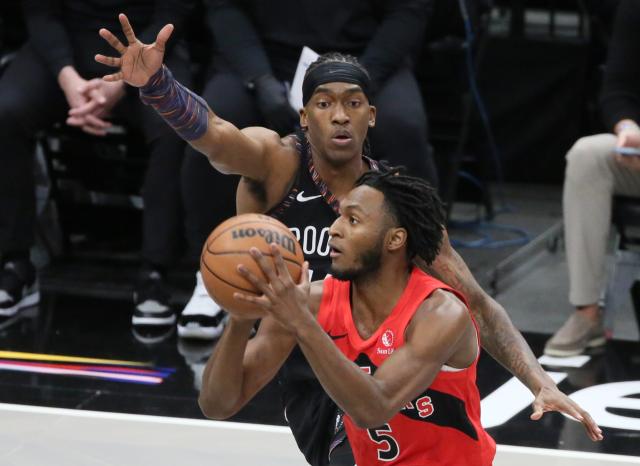 (251222) -- NEW YORK, Dec. 22, 2025 (Xinhua) -- Immanuel Quickley (R) of Toronto Raptors competes during the 2025-2026 NBA regular season game between Brooklyn Nets and Toronto Raptors in New York, the United States, Dec. 21, 2025. (Xinhua/Zhang Fengguo)