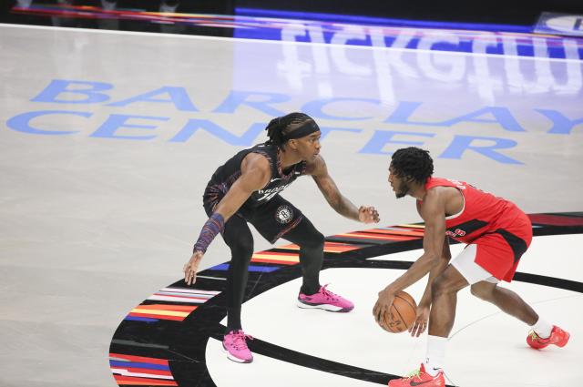 (251222) -- NEW YORK, Dec. 22, 2025 (Xinhua) -- Terance Mann (L) of Brooklyn Nets defends Immanuel Quickley of Toronto Raptors during the 2025-2026 NBA regular season game between Brooklyn Nets and Toronto Raptors in New York, the United States, Dec. 21, 2025. (Xinhua/Zhang Fengguo)