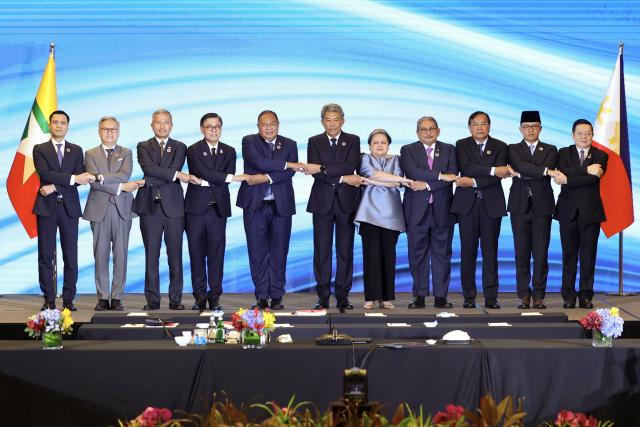 (251222) -- KUALA LUMPUR, Dec. 22, 2025 (Xinhua) -- Participants of the Special ASEAN Foreign Ministers' Meeting pose for a group photo in Kuala Lumpur, Malaysia, Dec. 22, 2025.
  The Special ASEAN Foreign Ministers' Meeting to address the Thai-Cambodia conflict was held on Monday in Kuala Lumpur, as the regional grouping seeks to promote de-escalation. (Bernama via Xinhua)