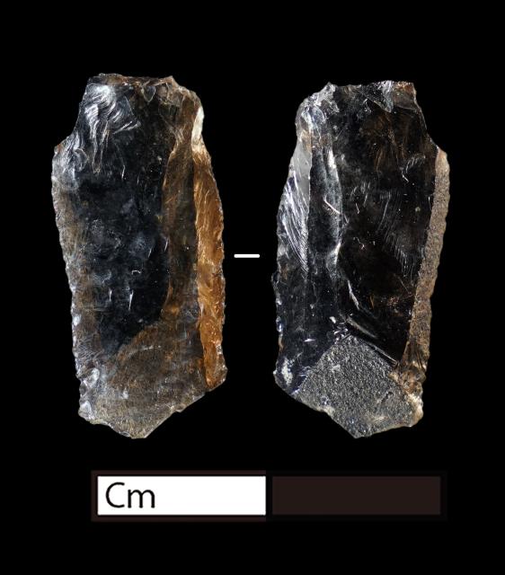 (251222) -- CHENGDU, Dec. 22, 2025 (Xinhua) -- This undated combo photo shows front and back views of a stone artifact unearthed from the Tsungqen Co site in Daocheng County, Garze Tibetan Autonomous Prefecture, southwest China's Sichuan Province. TO GO WITH "China Focus: Chinese researchers uncover record-high evidence of ancient human activity on eastern Qinghai-Tibet Plateau" (Sichuan Provincial Cultural Relics and Archaeology Research Institute/Handout via Xinhua)