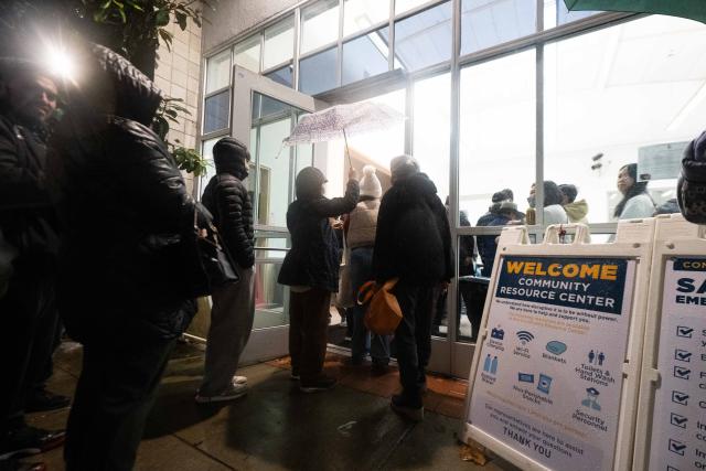 (251222) -- SAN FRANCISCO , Dec. 22, 2025 (Xinhua) -- Residents affected by the power outage wait in line to get supplies in San Francisco, California, the United States, Dec. 21, 2025.
  A large-scale power outage struck San Francisco on Saturday, affecting about 130,000 households and businesses, or roughly one-third of all customers served by Pacific Gas and Electric Company (PG&E) in the city. (Photo by Ziyu Julian Zhu/Xinhua)