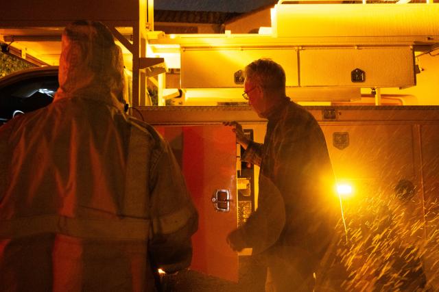 (251222) -- SAN FRANCISCO , Dec. 22, 2025 (Xinhua) -- Staff members restore traffic lights at an intersection affected by the power outage in San Francisco, California, the United States, Dec. 21, 2025.
  A large-scale power outage struck San Francisco on Saturday, affecting about 130,000 households and businesses, or roughly one-third of all customers served by Pacific Gas and Electric Company (PG&E) in the city. (Photo by Ziyu Julian Zhu/Xinhua)