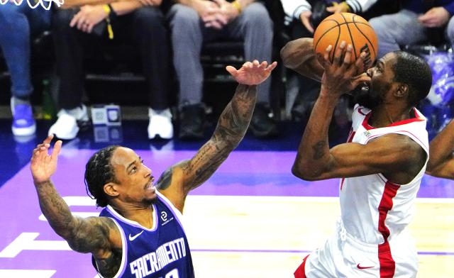 (251222) -- SACRAMENTO, Dec. 22, 2025 (Xinhua) -- Kevin Durant (R) of Houston Rockets goes for a layup during the 2025-2026 NBA regular season match between Houston Rockets and Sacramento Kings in Sacramento, the United States, on Dec. 21, 2025. (Xinhua/Wu Xiaoling)