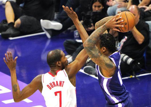 (251222) -- SACRAMENTO, Dec. 22, 2025 (Xinhua) -- Kevin Durant (L) of Houston Rockets defends during the 2025-2026 NBA regular season match between Houston Rockets and Sacramento Kings in Sacramento, the United States, on Dec. 21, 2025. (Xinhua/Wu Xiaoling)