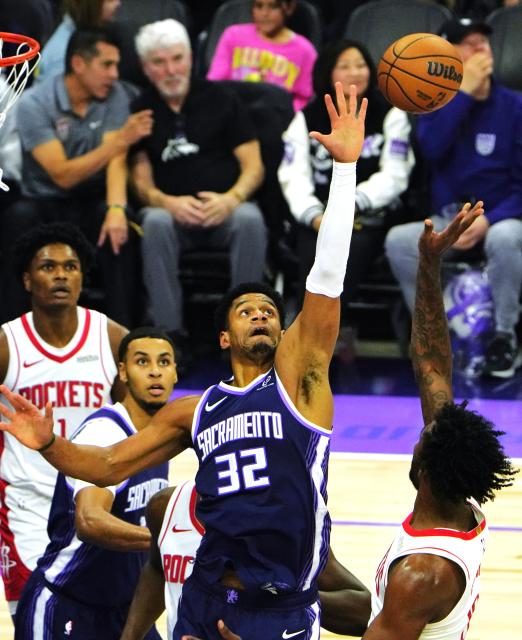 (251222) -- SACRAMENTO, Dec. 22, 2025 (Xinhua) -- Dylan Cardwell (2nd R) of Sacramento Kings defends during the 2025-2026 NBA regular season match between Houston Rockets and Sacramento Kings in Sacramento, the United States, on Dec. 21, 2025. (Xinhua/Wu Xiaoling)