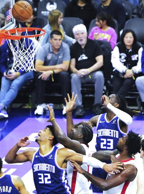 (251222) -- SACRAMENTO, Dec. 22, 2025 (Xinhua) -- Dylan Cardwell (1st L) of Sacramento Kings reacts during the 2025-2026 NBA regular season match between Houston Rockets and Sacramento Kings in Sacramento, the United States, on Dec. 21, 2025. (Xinhua/Wu Xiaoling)