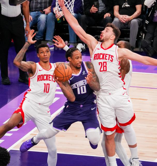 (251222) -- SACRAMENTO, Dec. 22, 2025 (Xinhua) -- DeMar DeRozan (C) of Sacramento Kings passes the ball during the 2025-2026 NBA regular season match between Houston Rockets and Sacramento Kings in Sacramento, the United States, on Dec. 21, 2025. (Photo by Sun Yuxuan/Xinhua)