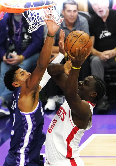 (251222) -- SACRAMENTO, Dec. 22, 2025 (Xinhua) -- Dylan Cardwell (L) of Sacramento Kings defends Clint Capela of Houston Rockets during the 2025-2026 NBA regular season match between Houston Rockets and Sacramento Kings in Sacramento, the United States, on Dec. 21, 2025. (Xinhua/Wu Xiaoling)