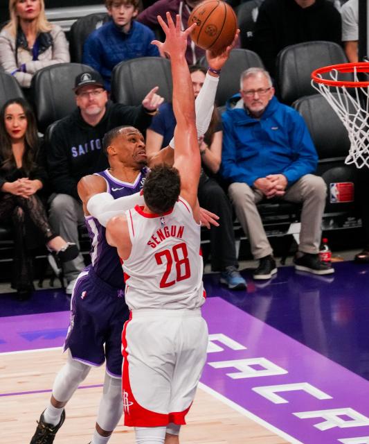 (251222) -- SACRAMENTO, Dec. 22, 2025 (Xinhua) -- Russell Westbrook (L) of Sacramento Kings goes for a layup during the 2025-2026 NBA regular season match between Houston Rockets and Sacramento Kings in Sacramento, the United States, on Dec. 21, 2025. (Photo by Sun Yuxuan/Xinhua)