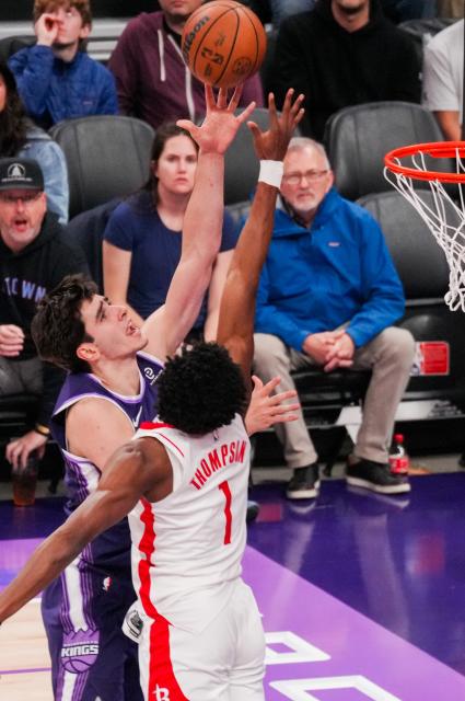 (251222) -- SACRAMENTO, Dec. 22, 2025 (Xinhua) -- Maxime Raynaud (L) of Sacramento Kings goes for a layup during the 2025-2026 NBA regular season match between Houston Rockets and Sacramento Kings in Sacramento, the United States, on Dec. 21, 2025. (Photo by Sun Yuxuan/Xinhua)
