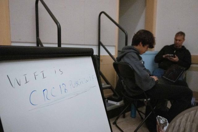 (251222) -- SAN FRANCISCO, Dec. 22, 2025 (Xinhua) -- Residents affected by the power outage are pictured at a community resource center in San Francisco, California, the United States on Dec 21, 2025. A large-scale power outage struck San Francisco on Saturday, affecting about 130,000 households and businesses, or roughly one-third of all customers served by Pacific Gas and Electric Company (PG&E) in the city. (Photo by Ziyu Julian Zhu/Xinhua)