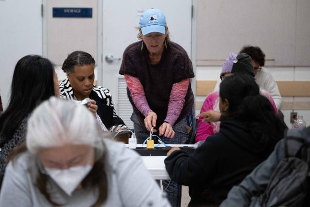 (251222) -- SAN FRANCISCO, Dec. 22, 2025 (Xinhua) -- Residents affected by the power outage are pictured at a community resource center in San Francisco, California, the United States on Dec 21, 2025. A large-scale power outage struck San Francisco on Saturday, affecting about 130,000 households and businesses, or roughly one-third of all customers served by Pacific Gas and Electric Company (PG&E) in the city. (Photo by Ziyu Julian Zhu/Xinhua)