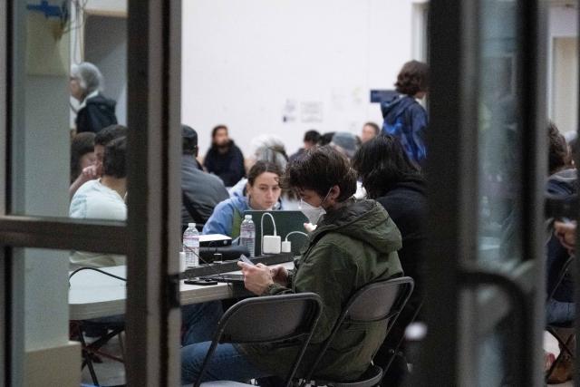 (251222) -- SAN FRANCISCO, Dec. 22, 2025 (Xinhua) -- Residents affected by the power outage are pictured at a community resource center in San Francisco, California, the United States on Dec 21, 2025. A large-scale power outage struck San Francisco on Saturday, affecting about 130,000 households and businesses, or roughly one-third of all customers served by Pacific Gas and Electric Company (PG&E) in the city. (Photo by Ziyu Julian Zhu/Xinhua)