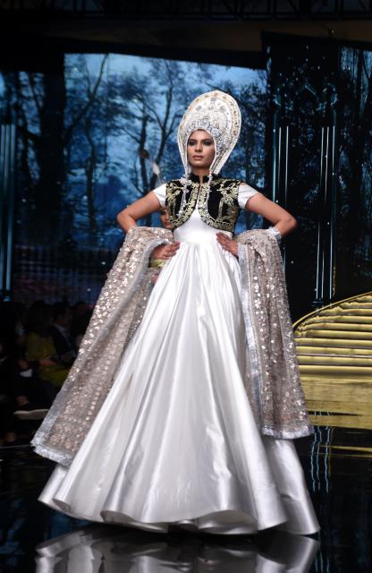 (251222) -- LAHORE, Dec. 22, 2025 (Xinhua) -- A model presents a creation during the Hum Bridal Couture Week fashion show in Lahore, Pakistan on Dec. 21, 2025. (Photo by Sajjad/Xinhua)