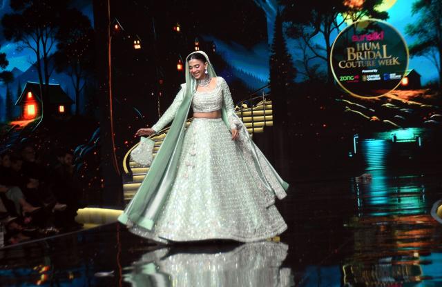 (251222) -- LAHORE, Dec. 22, 2025 (Xinhua) -- A model presents a creation during the Hum Bridal Couture Week fashion show in Lahore, Pakistan on Dec. 21, 2025. (Photo by Sajjad/Xinhua)