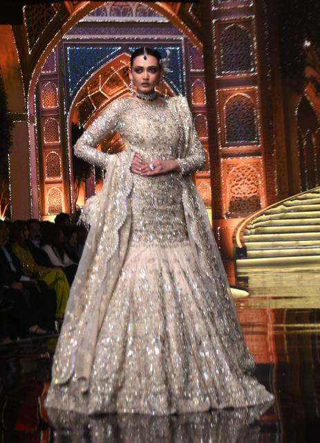 (251222) -- LAHORE, Dec. 22, 2025 (Xinhua) -- A model presents a creation during the Hum Bridal Couture Week fashion show in Lahore, Pakistan on Dec. 21, 2025. (Photo by Sajjad/Xinhua)