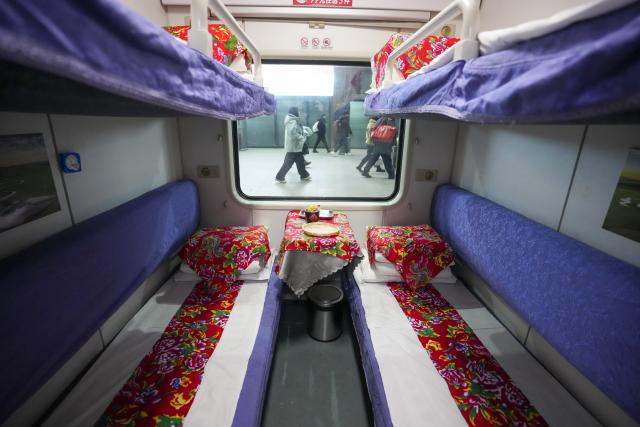 (251222) -- HARBIN, Dec. 22, 2025 (Xinhua) -- This photo taken on Dec. 22, 2025 shows a sleeping compartment of Train K7041 at Harbin Railway Station in Harbin, northeast China's Heilongjiang Province. Train K7041, the first northeast folk culture-themed train operated this winter, departed from Harbin Railway Station and headed for Mohe City on Monday. (Xinhua/Wang Song)