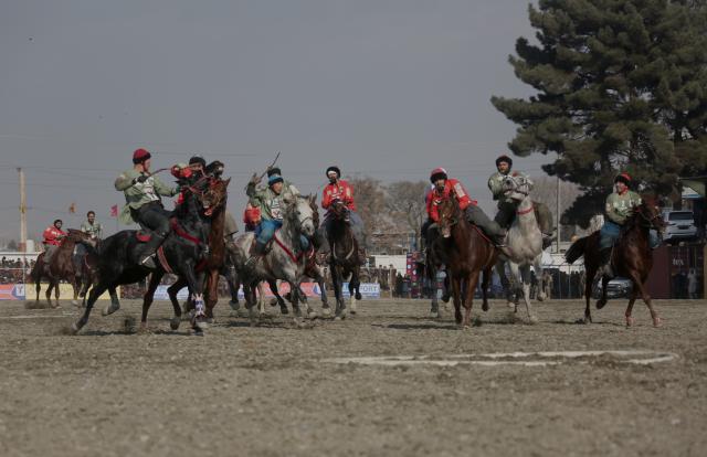 (251222) -- KABUL, Dec. 22, 2025 (Xinhua) -- Horse riders compete during a game of Buzkashi in Kabul, capital of Afghanistan, Dec. 21, 2025. TO GO WITH "Feature: Buzkashi promotes unity in Afghanistan as thriving national game" (Photo by Saifurahman Safi/Xinhua)