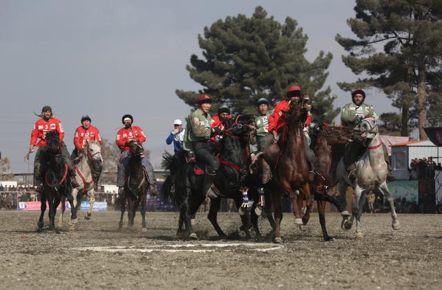 (251222) -- KABUL, Dec. 22, 2025 (Xinhua) -- Horse riders compete during a game of Buzkashi in Kabul, capital of Afghanistan, Dec. 21, 2025. TO GO WITH "Feature: Buzkashi promotes unity in Afghanistan as thriving national game" (Photo by Saifurahman Safi/Xinhua)