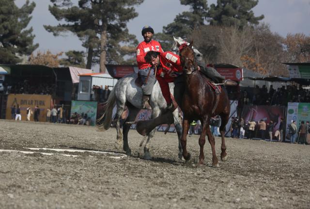 (251222) -- KABUL, Dec. 22, 2025 (Xinhua) -- Horse riders compete during a game of Buzkashi in Kabul, capital of Afghanistan, Dec. 21, 2025. TO GO WITH "Feature: Buzkashi promotes unity in Afghanistan as thriving national game" (Photo by Saifurahman Safi/Xinhua)