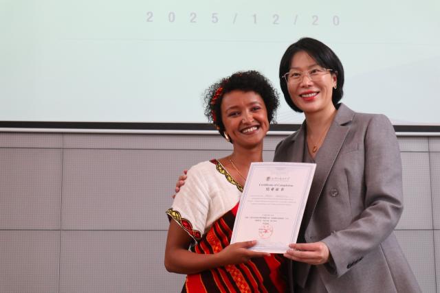 (251222) -- ADDIS ABABA, Dec. 22, 2025 (Xinhua) -- Hu Ruomei (R), course leader of the Global Female Entrepreneurship Empowerment Program workshop, takes a photo with a trainee at the graduation ceremony in Addis Ababa, the capital of Ethiopia, on Dec. 20, 2025. TO GO WITH "Feature: China-supported workshop enhances business capacity of Ethiopian women entrepreneurs" (Xinhua/Liu Fangqiang)