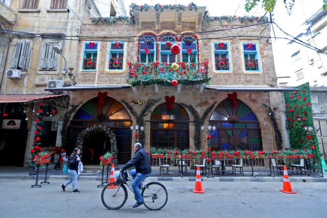 (251222) -- TRIPOLI, Dec. 22, 2025 (Xinhua) -- Photo taken on Dec. 22, 2025 shows a restaurant with holiday decorations in Tripoli, northern Lebanon. (Photo by Bilal Jawich/Xinhua)