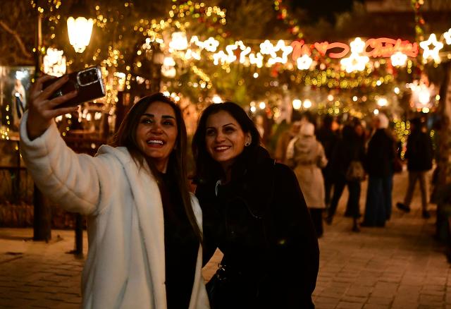 (251222) -- DAMASCUS, Dec. 22, 2025 (Xinhua) -- People enjoy festive atmosphere before the upcoming Christmas in Damascus, Syria, Dec. 22, 2025. (Photo by Ammar Safarjalani/Xinhua)