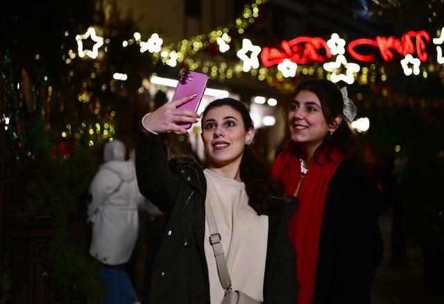 (251222) -- DAMASCUS, Dec. 22, 2025 (Xinhua) -- People enjoy festive atmosphere before the upcoming Christmas in Damascus, Syria, Dec. 22, 2025. (Photo by Ammar Safarjalani/Xinhua)