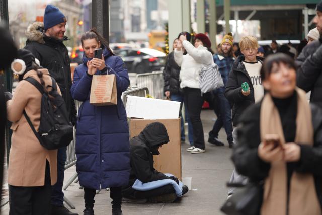 (251222) -- NEW YORK, Dec. 22, 2025 (Xinhua) -- A man seeks help on a street in New York City, the United States, on Dec. 17, 2025. (Xinhua/Zhang Fengguo)