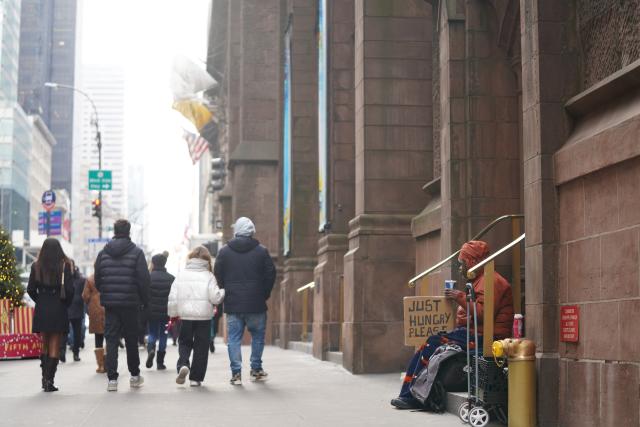 (251222) -- NEW YORK, Dec. 22, 2025 (Xinhua) -- A man seeks help on a street in New York City, the United States, on Dec. 17, 2025. (Xinhua/Zhang Fengguo)