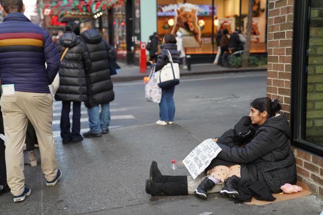 (251222) -- NEW YORK, Dec. 22, 2025 (Xinhua) -- A woman seeks help on a street in New York City, the United States, on Dec. 18, 2025. (Xinhua/Zhang Fengguo)