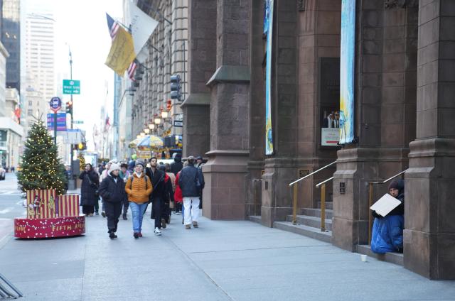 (251222) -- NEW YORK, Dec. 22, 2025 (Xinhua) -- A homeless man seeks help on a street in New York City, the United States, on Dec. 22, 2025. (Xinhua/Zhang Fengguo)