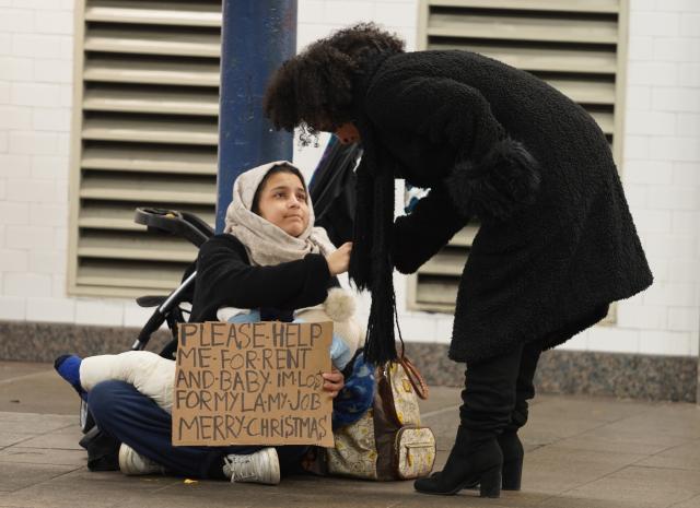 (251222) -- NEW YORK, Dec. 22, 2025 (Xinhua) -- A pedestrian comforts a woman seeking help on a subway station platform in New York City, the United States, on Dec. 17, 2025. (Xinhua/Zhang Fengguo)