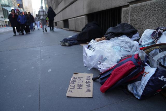 (251222) -- NEW YORK, Dec. 22, 2025 (Xinhua) -- A homeless man sleeps on a street in New York City, the United States, on Dec. 22, 2025. (Xinhua/Zhang Fengguo)