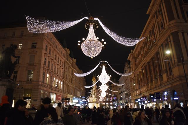 (251222) -- VIENNA, Dec. 22, 2025 (Xinhua) -- Decorative lights are pictured in Vienna, Austria, Dec. 22, 2025. (Xinhua/He Canling)