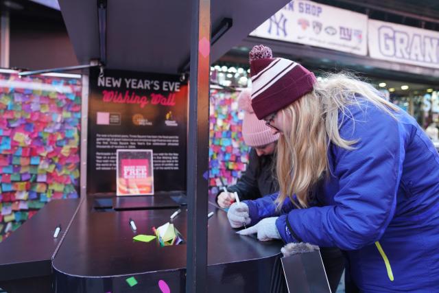 (251223) -- NEW YORK, Dec. 23, 2025 (Xinhua) -- People write their new year wishes at Times Square in New York, the United States, Dec. 22, 2025. (Xinhua/Zhang Fengguo)