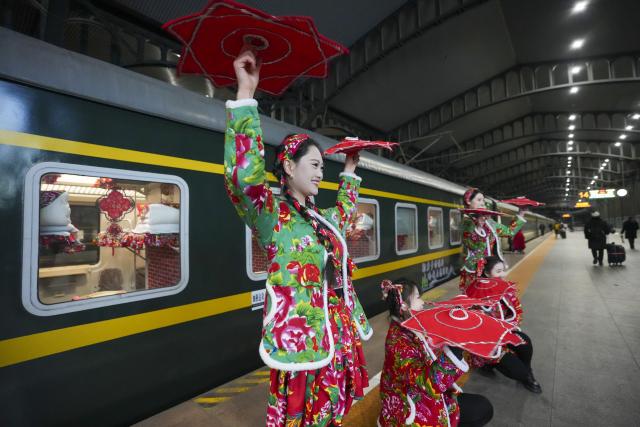 (251223) -- BEIJING, Dec. 23, 2025 (Xinhua) -- Actresses stage a folk performance for passengers on the platform at Harbin Railway Station in Harbin, northeast China's Heilongjiang Province, on Dec. 22, 2025.
  Train K7041, the first northeast folk culture-themed train operated this winter, departed from Harbin Railway Station and headed for Mohe City on Monday. (Xinhua/Wang Song)