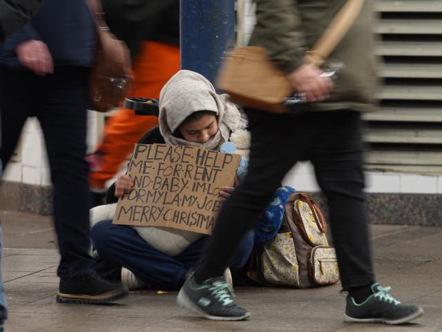 (251223) -- BEIJING, Dec. 23, 2025 (Xinhua) -- A woman seeks help on a subway station platform in New York City, the United States, on Dec. 17, 2025. (Xinhua/Zhang Fengguo)