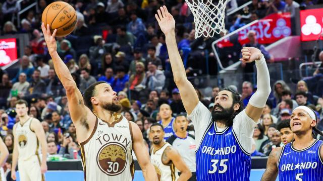 (251223) -- SAN FRANCISCO, Dec. 23, 2025 (Xinhua) -- Stephen Curry (front L) of Golden State Warriors shoots during the 2025-2026 NBA regular season game between Golden State Warriors and Orlando Magic in San Francisco, the United States, Dec. 22, 2025. (Photo by Arthur Dong/Xinhua)