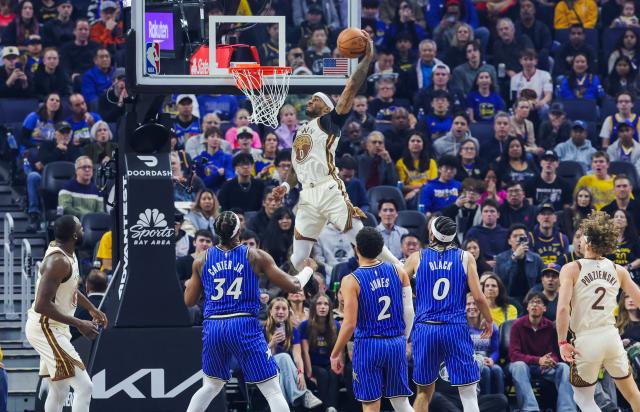 (251223) -- SAN FRANCISCO, Dec. 23, 2025 (Xinhua) -- Gary Payton II (top) of Golden State Warriors dunks during the 2025-2026 NBA regular season game between Golden State Warriors and Orlando Magic in San Francisco, the United States, Dec. 22, 2025. (Photo by Arthur Dong/Xinhua)