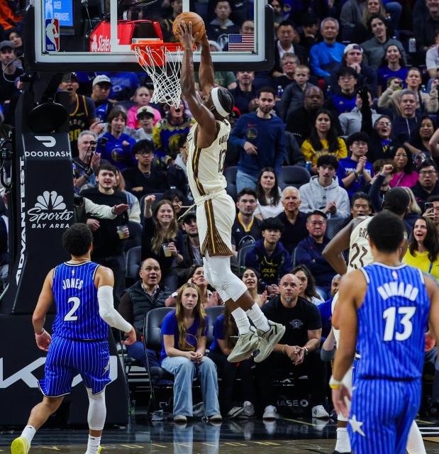 (251223) -- SAN FRANCISCO, Dec. 23, 2025 (Xinhua) -- Jimmy Butler III (top) of Golden State Warriors dunks during the 2025-2026 NBA regular season game between Golden State Warriors and Orlando Magic in San Francisco, the United States, Dec. 22, 2025. (Photo by Arthur Dong/Xinhua)