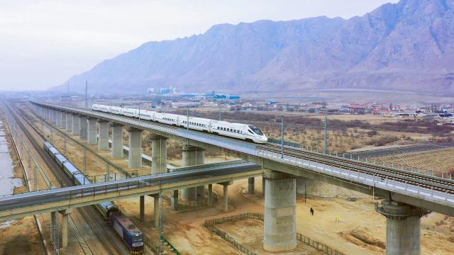 (251223) -- BAOTOU, Dec. 23, 2025 (Xinhua) -- A drone photo taken on Dec. 23, 2025 shows bullet train No.D4667 running on a grand bridge along the Baotou-Yinchuan High-Speed Railway. The Baotou-Huinong section of the Baotou-Yinchuan High-Speed Railway was completed and opened to traffic on Tuesday, marking the full-line operation of the railway.
  This railway connects Baotou in north China's Inner Mongolia Autonomous Region with Yinchuan in northwest China's Ningxia Hui Autonomous Region, enhancing the high-speed railway network in northwest China. (Photo by Liu Hao/Xinhua)