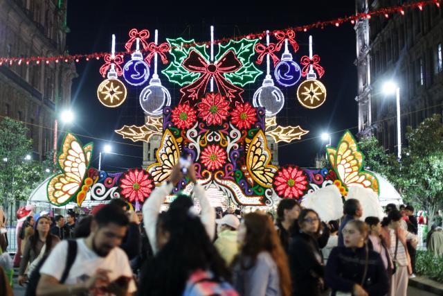 (251223) -- MEXICO CITY, Dec. 23, 2025 (Xinhua) -- People visit a winter lights festival at the Zocalo square in Mexico City, Mexico, Dec. 22, 2025. A winter lights festival is held here to welcome the arrival of 2026. (Xinhua/Francisco Canedo)