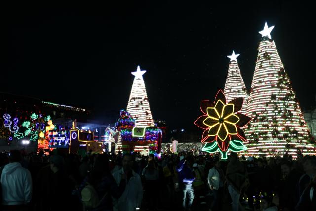 (251223) -- MEXICO CITY, Dec. 23, 2025 (Xinhua) -- People visit a winter lights festival at the Zocalo square in Mexico City, Mexico, Dec. 22, 2025. A winter lights festival is held here to welcome the arrival of 2026. (Xinhua/Francisco Canedo)