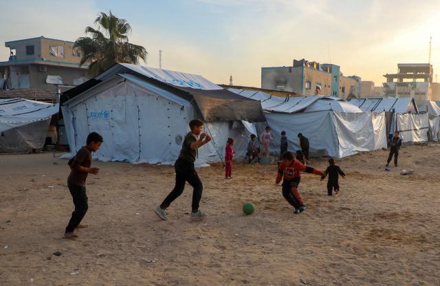 (251223) -- GAZA CITY, Dec. 23, 2025 (Xinhua) -- Displaced Palestinian children are seen at a temporary shelter in west of Gaza City, on Dec. 22, 2025. (Photo by Rizek Abdeljawad/Xinhua)